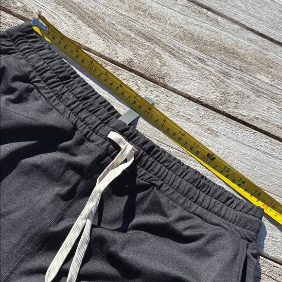 VUORI Performance Jogger BLACK Size LARGE DreamKnit Joggers NWOT - Picture 4 of 5